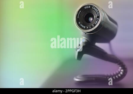 Kabelgebundene Webkamera, die auf der Computeroberfläche liegt. Nahaufnahme Stockfoto
