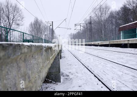 Bahnhof im Winterschneesturm Stockfoto