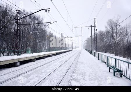 Bahnhof im Winterschneesturm Stockfoto