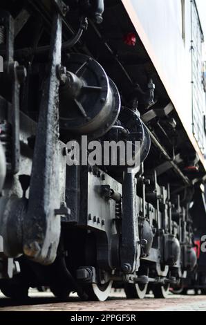 Räder einer russischen modernen Lokomotive Stockfoto