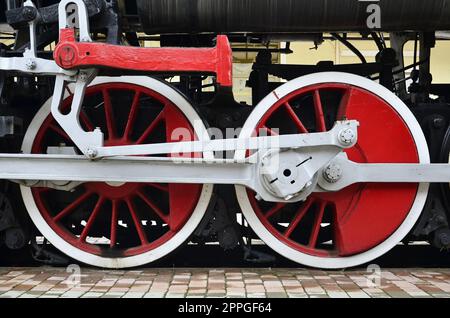 Rote Räder der Dampflokomotive Stockfoto