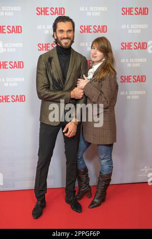 Vladimir Korneev und Kat Kaufmann auf der deutschen Premiere in Anwesenheit der emmy-preisgekrönten Regisseurin MARIA SCHRADER von „SHE SAID“ am Kino International Berlin. Stockfoto