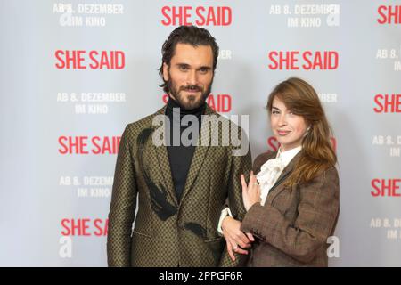 Vladimir Korneev und Kat Kaufmann auf der deutschen Premiere in Anwesenheit der emmy-preisgekrönten Regisseurin MARIA SCHRADER von „SHE SAID“ am Kino International Berlin. Stockfoto