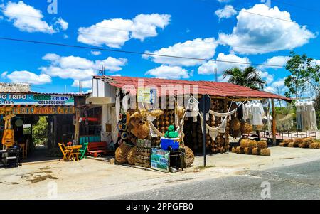 Das kleine Dorf Kantunilkin Streets beherbergt Kirchen und öffentliche Orte in Mexiko. Stockfoto