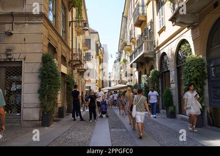 MAILAND, ITALIEN - 13. AUGUST 2022: Typische Straße im Stadtviertel Brera in Mailand, Italien Stockfoto