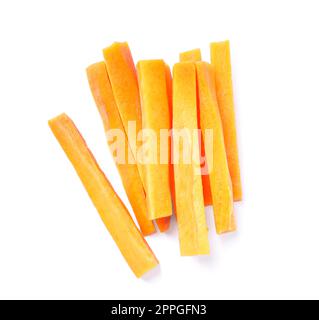 Ein Haufen köstlicher Karottenstäbchen, isoliert auf weißem Boden, Draufsicht Stockfoto