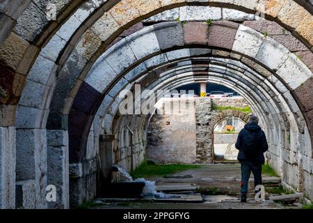 Agora Ören Yeri in Izmir, Türkei, ist eine herrliche antike Stätte, die die Überreste eines einst großen Marktplatzes und kulturellen Knotenpunkts zeigt. Stockfoto