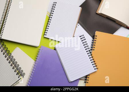 Viele verschiedene Notizbücher als Hintergrund, Draufsicht Stockfoto