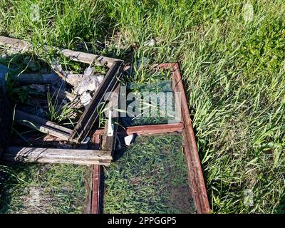 Ein Haufen Müll in der Nähe des Waldes im Frühling, russland Stockfoto