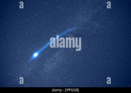 Wunderschöne Aussicht auf den Sternschnuppen am Nachthimmel Stockfoto
