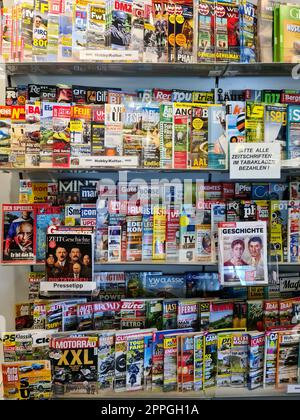 Kiel, Deutschland - 20. August 2022: Ein großes Regal mit deutschen Illustrierten in einem Supermarkt Stockfoto