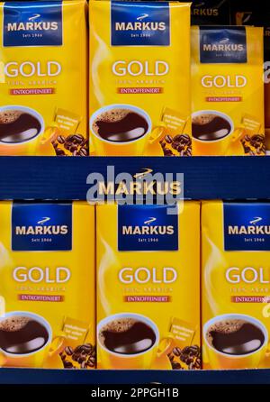 Kiel, Deutschland - 20. August 2022: Zahlreiche Packungen Markus-Kaffee auf einem Regal im Supermarkt. Stockfoto