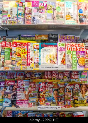 Kiel, Germany - 20. August 2022: A large shelf of German illustrated magazines in a supermarket Stockfoto