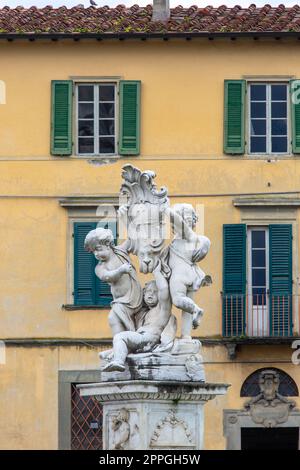 Brunnen aus dem 17. Jahrhundert mit Engeln (Fontana dei Putti) auf der Piazza del Duomo, Pisa, Italien Stockfoto