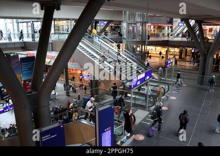 Innenansicht des berliner Hauptbahnhofs Stockfoto