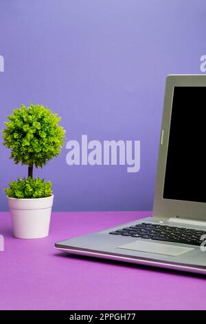 Farbenfrohes Bürozubehör Bright Workplace Stuff Werkstattmaterialien Arbeit Ablagesystem Ideen Beschriftungsgegenstände Papiermaterial Schreibwaren Sammlungen Kugelschreiber Stockfoto