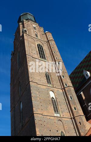 Die St. Elizabeth Kirche ist hinter den Häusern der alten Odrzanska Straße versteckt, die sich neben dem Marktplatz befindet Stockfoto