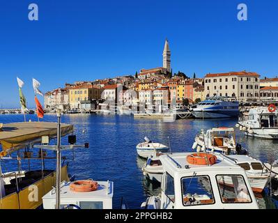 Panoramablick auf die Altstadt Rovinj vom Hafen. Halbinsel Istrien, Kroatien. Stockfoto