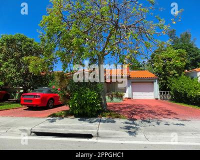 Modernes Apartmentgebäude mit Palmen in Miami - Blick von der Straße Stockfoto