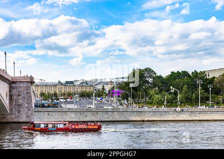 Fluss Moskva mit Besichtigungsboot in Moskau Stockfoto