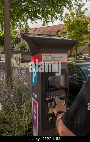 Parkscheinautomat auf Parkplatz, Haguenau , Elsass, Frankreich Stockfoto