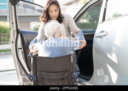 Asiatische ältere oder ältere alte Dame Frau Patient sitzen im Rollstuhl vorzubereiten bekommen ihr Auto, gesund starke medizinische Konzept. Stockfoto