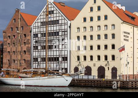 Danzig, Polen - das Nationale Schifffahrtsmuseum in restaurierten mittelalterlichen Kornhäusern auf der Insel OÅ‚owianka Stockfoto