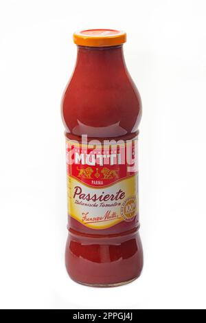 Eine Flasche MUTTI Tomate Passata Stockfoto