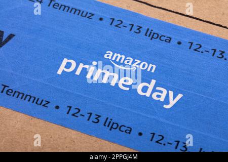 Das Amazon Prime-Logo ist auf einem Karton aufgedruckt Stockfoto