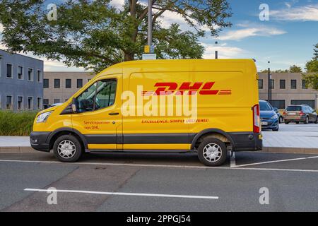 Lieferwagen MIT DHL-LOGO Stockfoto