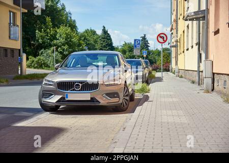 Volvo S90 Luxus-Auto auf einer Straße geparkt Stockfoto