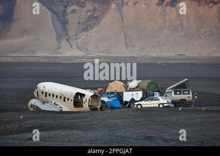 Flugzeugwrack in Island, mit Expeditionscampingplatz Stockfoto