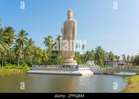 Große stehende Buddha in der Nähe von Hikkaduwa erinnert an die Tsunami-Katastrophe im Jahr 2004 Stockfoto