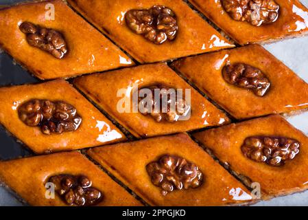 Arabisches Baklava mit Walnüssen und Honig aus der Nähe. Ramadan Dessert Nuss Baklava. Stockfoto