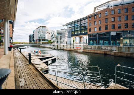 Skandinavische Architektur. Das Außengebäude in Aker Brygge ist ein beliebtes Viertel für Shopping, Dining und Unterhaltung in Oslo, Norwegen Stockfoto