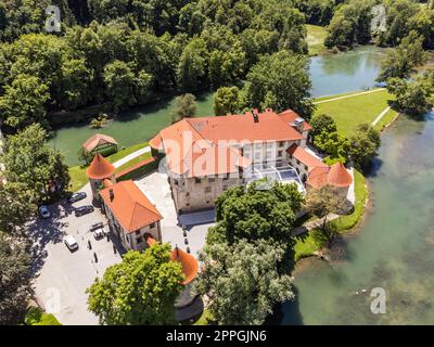 Romantisches Schloss Otocec am Fluss Krka in Slowenien. Drohnenansicht. Stockfoto