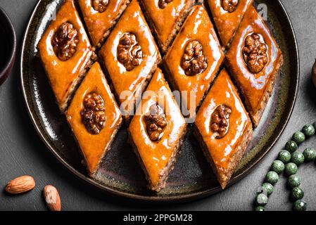 Arabisches Baklava mit Walnüssen und Honig aus nächster Nähe. Ramadan Dessert Nuss Baklava. Stockfoto