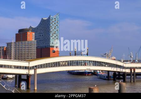Hamburg, Deutschland - 27. August 2022: Blick auf das Hamburger Elbphilharmonie-Gebäude im Hafen. Stockfoto