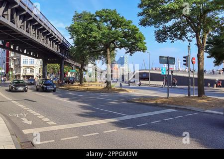 Hamburg, Deutschland - 27. August 2022: Blick auf das Hamburger Elbphilharmonie-Gebäude im Hafen. Stockfoto