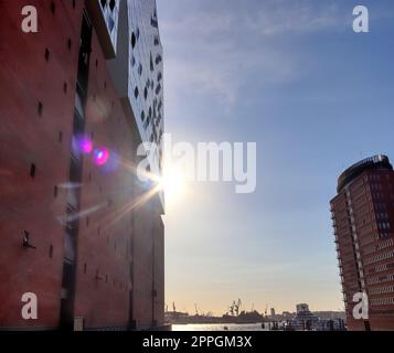 Hamburg, Deutschland - 27. August 2022: Blick auf das Hamburger Elbphilharmonie-Gebäude im Hafen. Stockfoto