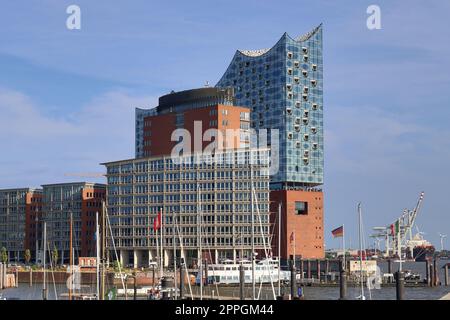Hamburg, Deutschland - 27. August 2022: Blick auf das Hamburger Elbphilharmonie-Gebäude im Hafen. Stockfoto