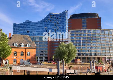 Hamburg, Deutschland - 27. August 2022: Blick auf das Hamburger Elbphilharmonie-Gebäude im Hafen. Stockfoto
