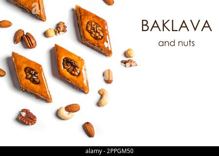 Arabisches Baklava mit Walnüssen und Honig isoliert auf weißem Hintergrund. Ramadan Dessert Nuss Baklava. Stockfoto