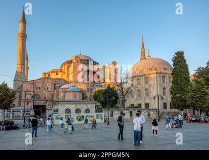 Menschen hinter Hagia Sophia oder Ayasofya (Türkisch), Istanbul, Türkei. Stockfoto