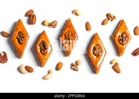 Arabisches Baklava mit Walnüssen und Honig isoliert auf weißem Hintergrund. Ramadan Dessert - frisches Nuss-Baklava. Stockfoto