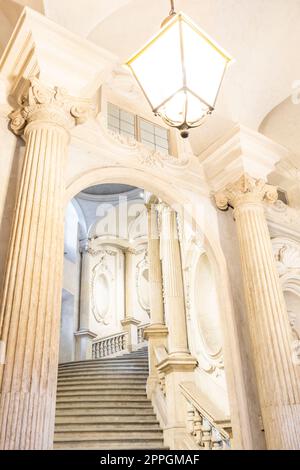 Turin, Italien - ca. Januar 2022: Luxuriöse Marmortreppe. Innenarchitektur in antiker Architektur. Stockfoto