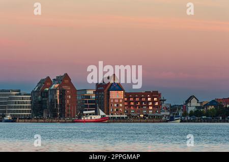 Blick über die Warnow zur Stadt Rostock Stockfoto