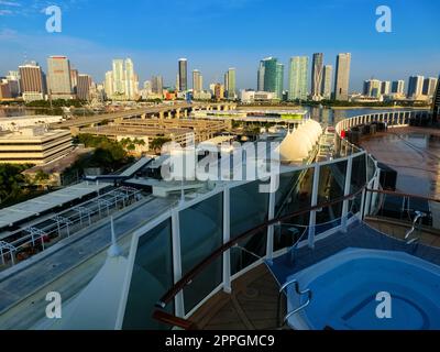 Puerto Plata, Dominikanische Republik - 4. Mai 2022: Der Schwimmbadbereich für Erwachsene auf dem neuen Kreuzfahrtschiff MSC Seashore Stockfoto