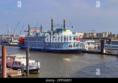 Hamburg, Deutschland, 27. August 2022, schöner Blick auf das berühmte Schiff Louisiana Star im Hafen von Hamburg. Stockfoto