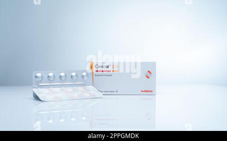 CHONBURI, THAILAND-19. AUGUST 2022 : Concor 2,5 Produkt von Merck in Pappkartons auf blauem Hintergrund. Bisoprolol Filmtabletten. Medizin für therapieresistente chronische Herzinsuffizienz Stockfoto